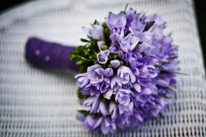 Delicado ramo de flores en tonos morados y lilas, representando serenidad, paz y recuerdo